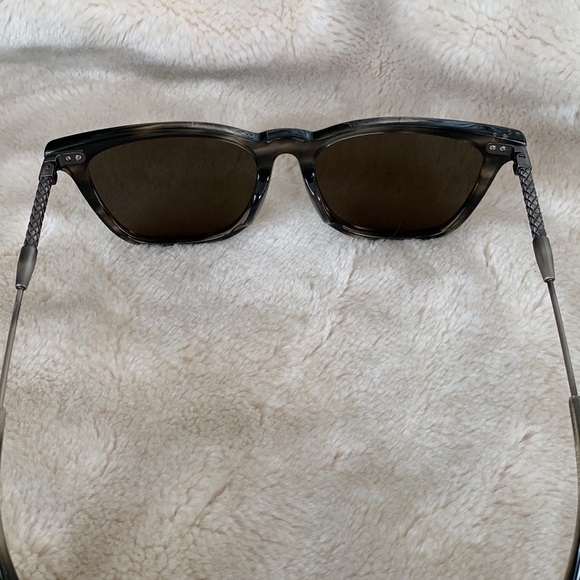 Bottega Veneta Smoke ?  Sunglasses ?